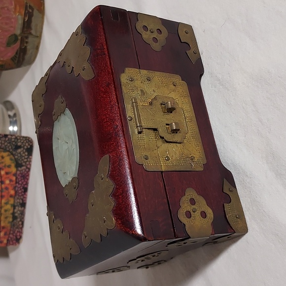 Vintage Rosewood wood carved jewelry box Brass detail & Satin lining - Picture 14 of 16